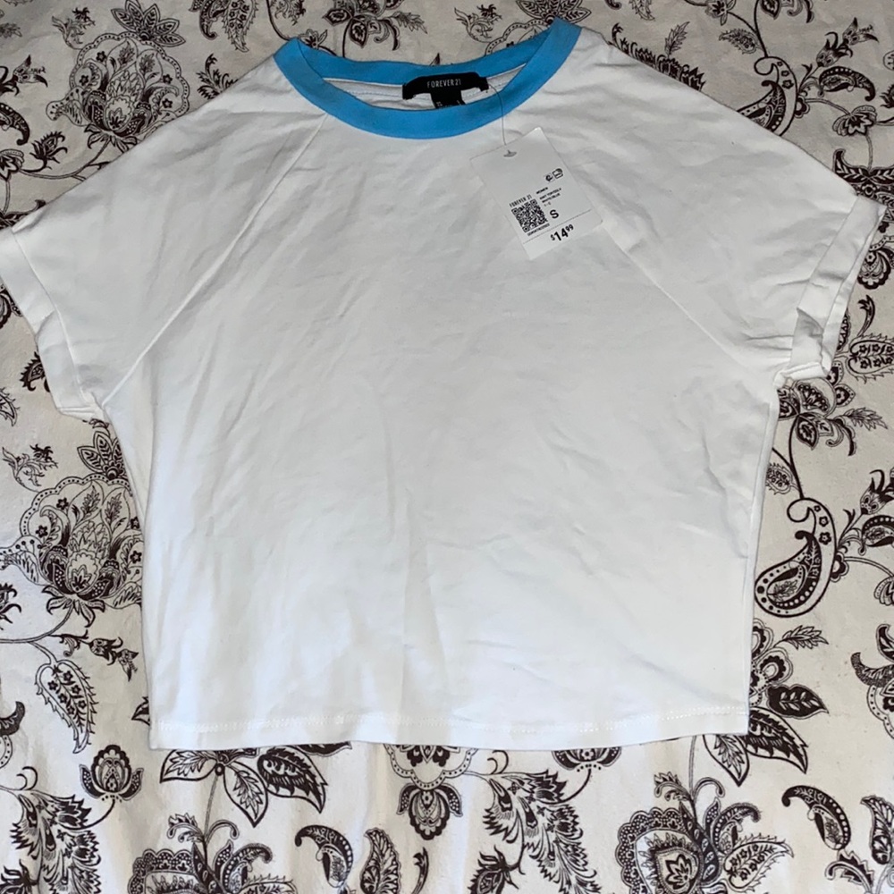 Selling forever 21 crop top size S color white and blue